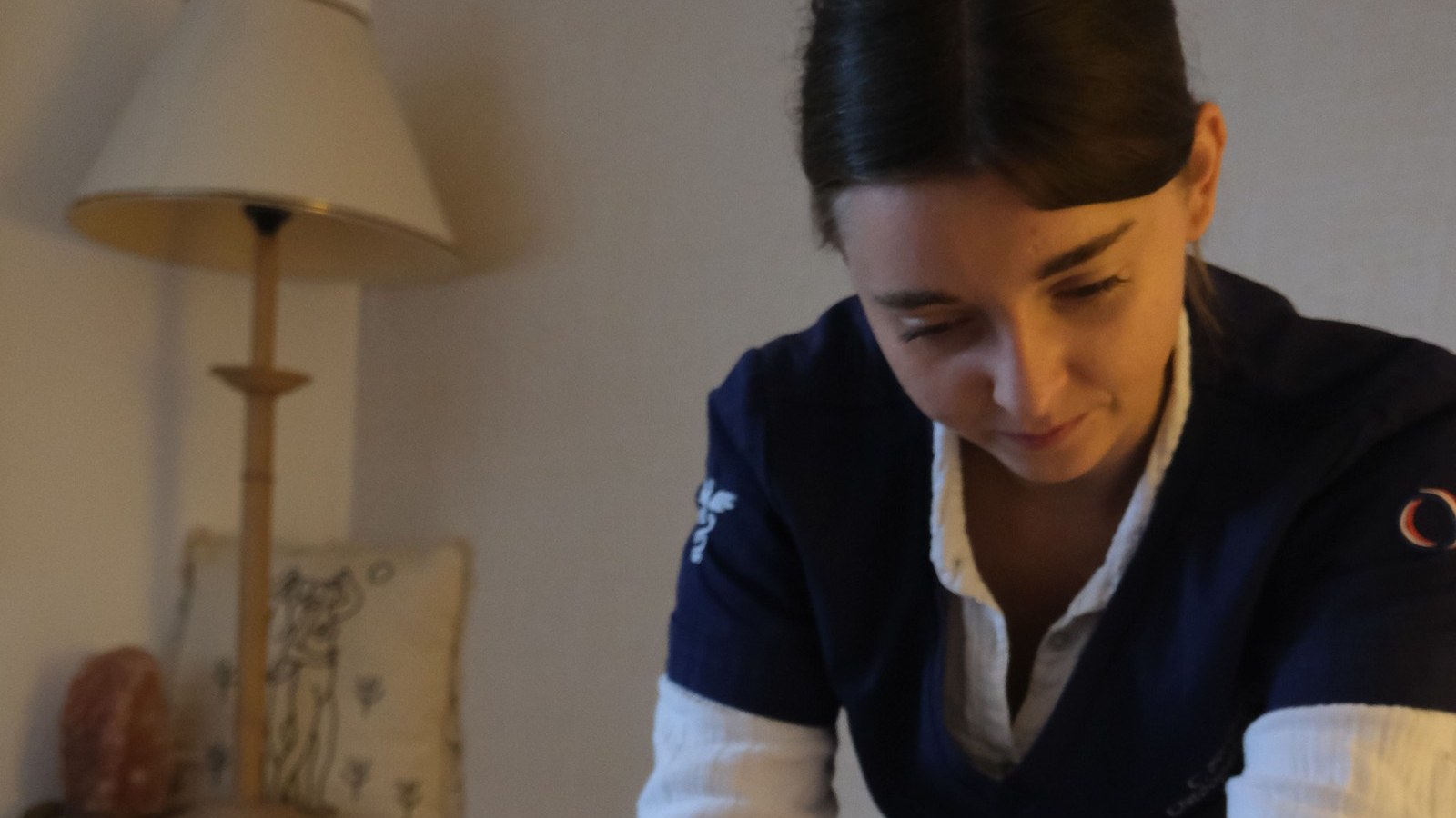 Coleen Berthelot réalise une séance d'ostéopathie